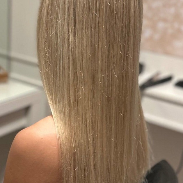 Lang, steil asblond haar met lichte strengen