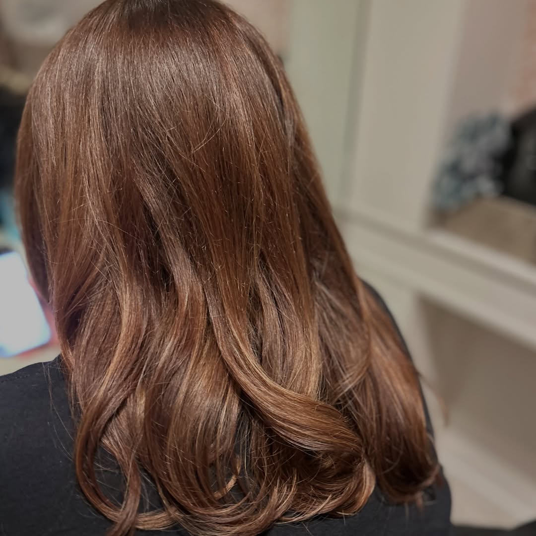 Koperbruin haar in lange laagjes